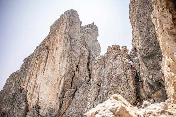 Klettersteig Dolomiten, Eggental: Anstieg von zwei Kletterer zwischen den Steinzinnen.