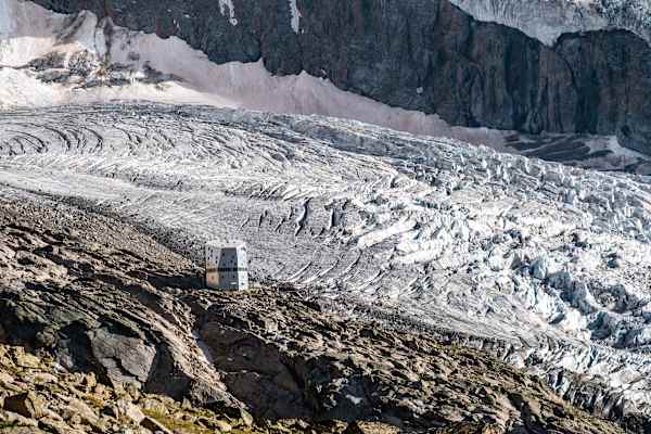 Wie ein metallischer Kieselstein inmitten der Gletscherlandschaft: Die neue Monte-Rosa-Hütte im Wallis