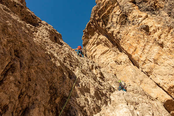 Bergsteigerin im Normalweg auf die Große Zinne