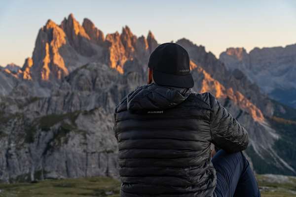 Dolomitenglühen mit Mann im Vordergrund
