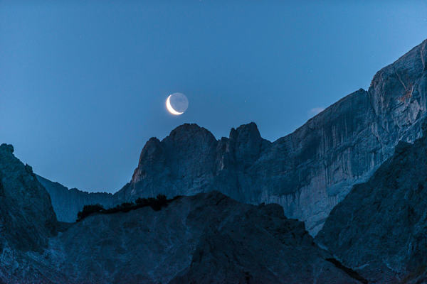 Die Nordwände der Hochtorgruppe im Mondlicht: Grandioser Blick über die Gsengscharte im Gesäuse