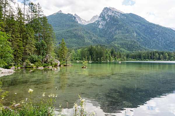 Der Hintersee in Bayern mit dem Hochkaltermassiv im Hintergrund
