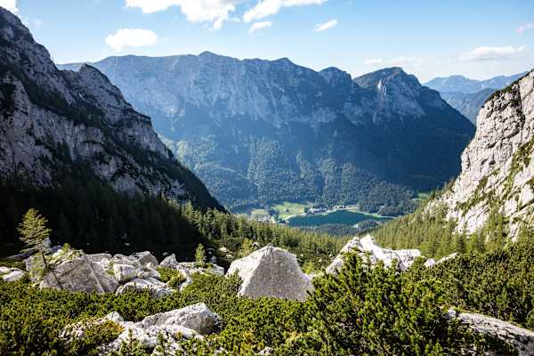 Blick vom Blauseiskar am Hochkalter hinunter auf den Hintersee bei Ramsau.