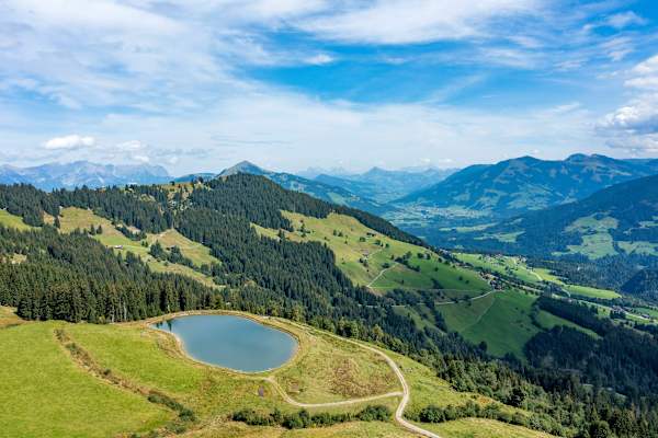 Ein Teich und Berge in der Wildschönau