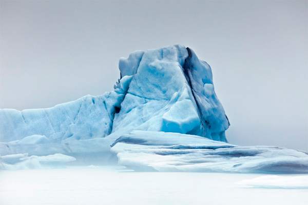 Jökulsárlón Gletscherlagune Treibender Eisblock im Morgennebel.