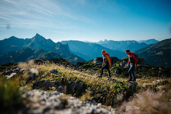 Zwei Wanderer auf der Milchstraße am Kranischen Höhenweg.