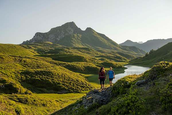 Milchstraße am Karnischen Höhenweg: Liebliche weite Almböden unterhalb von schroffen Felsgipfeln wie hier beim Zollnersee prägen das Bild.