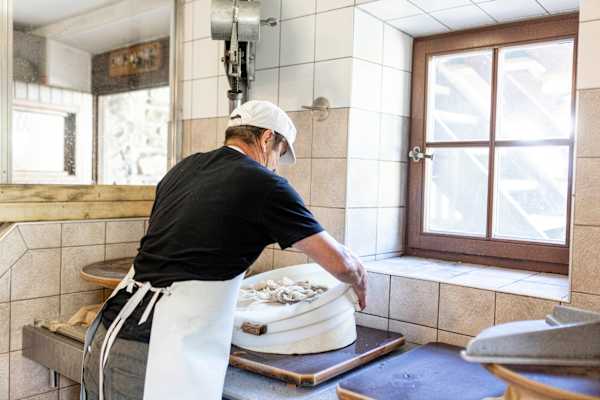 Milchstraße am Karnischen Kamm: Käsermacher in einer der Almen