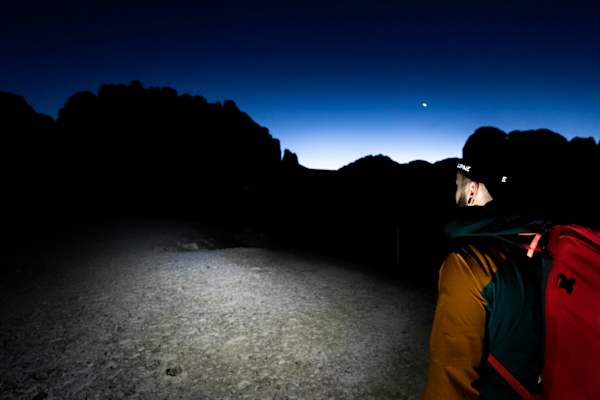 Bergsteiger mit Stirnlampe