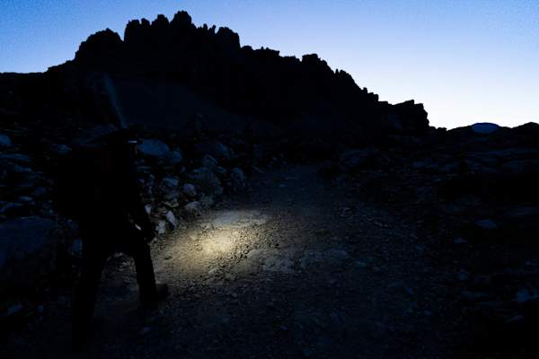 Bergsteiger in der Früh am Weg zum Paternkofel