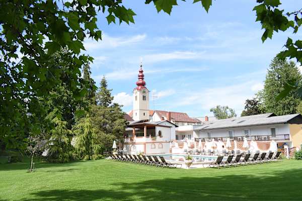 Der Kloepferkeller in Eibiswald: Schwimmbad mit Liegestühlen und grünem Rasen