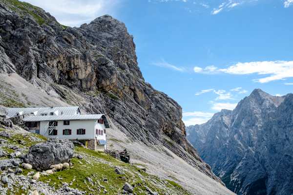 Die Knorrhütte am Beginn des Hochplateaus vom Zugspitzplatt