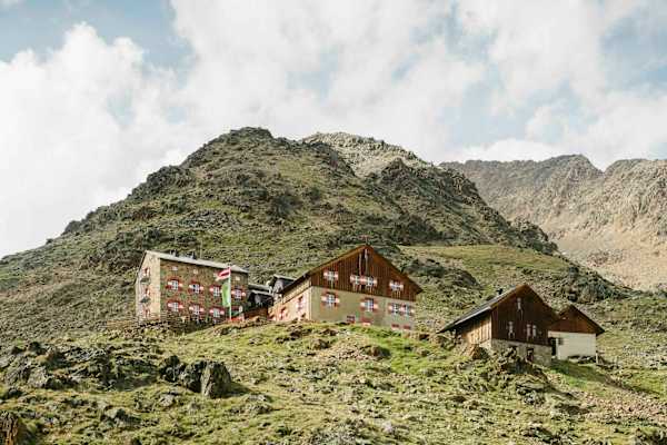 Die Breslauer Hütte steht auf 2.844 m hoch über Vent.