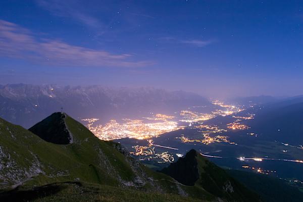Innsbruck bei Nacht, gesehen von der Nockspitze