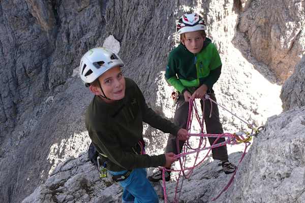 Kinder beim Klettern