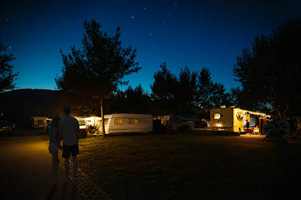 Abends wird es am Panorama Camp Zell am See richtig gemütlich.