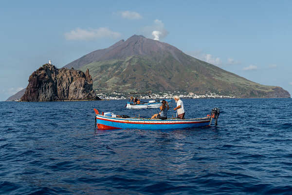 Vulkanexpertin Ulla Lohmann mit dem Fischer Gaetano auf Stromboli
