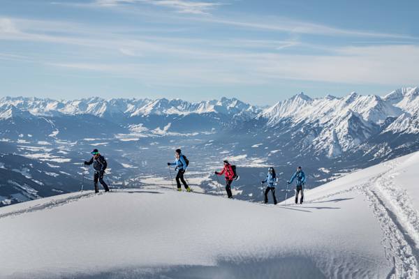 Mit den Tourenskiern am Kellerjoch hoch über dem Inntal.