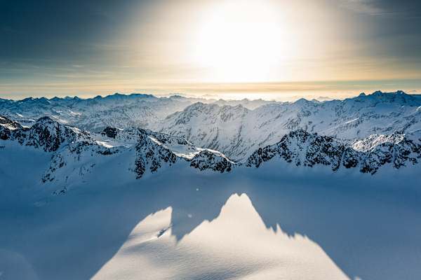 Sonnenuntergang über spektakulärer Alpenkulisse