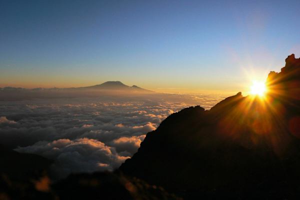 Kilimanjaro: Sonnenuntergang mit Blick zum Mount Meru