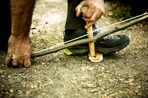 Feuer machen Feuerbohrer Survival Camp