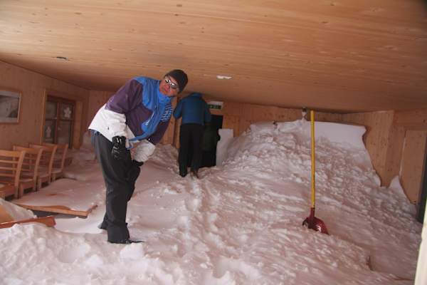 Der Gastraum - fast bis zur Decke mit Schnee gefüllt.