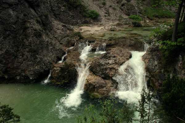 Überall plätschern Wasserfälle