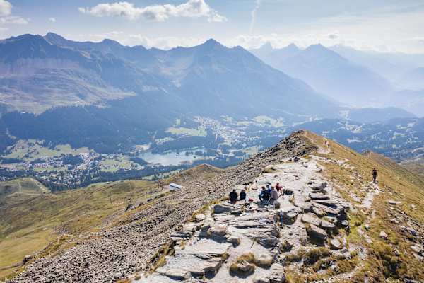 Vom Stätzerhorn schweift der Blick über den Heidsee und Lenzerheide bis weit in die Bündner Bergwelt – ein Panorama, das den fordernden Anstieg schnell vergessen lässt.