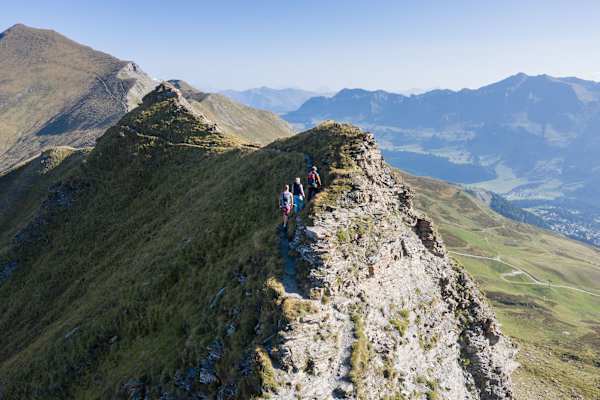 Der aussichtsreiche Grat oberhalb Lenzerheide zählt zu den landschaftlichen Höhepunkten der Tour. Der Weg ist dabei meist deutlich breiter und weniger ausgesetzt, als er von Weitem wirkt.