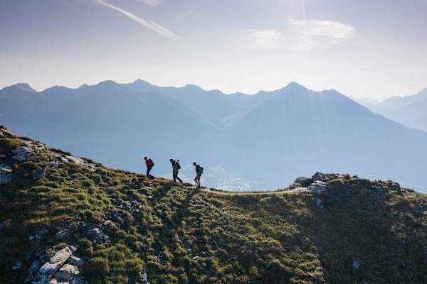 Immer wieder führt der Höhenweg über sanfte Kuppen – begleitet von weiten Ausblicken.