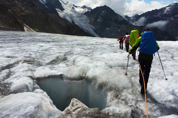 Minenfeld Gletscher: Brüche, Risse und Spalten ziehen sich durchs ewige Eis der Wildspitze