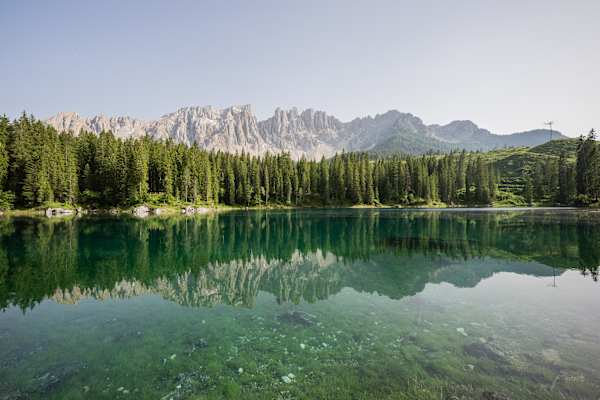 Im Karer See spiegelt sich das Latemar-Felsmassiv
