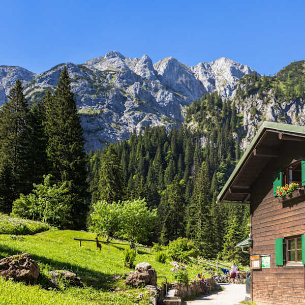 Die Kenzenhütte liegt im Naturschutzgebiet Kenzen in den bayerischen Ammergauer Alpen.