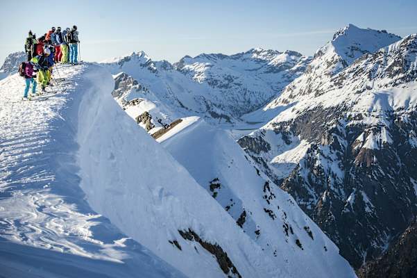 Freeride-Camp: Teilnehmer des Offlines in Klösterle am Arlberg begutachten die Line