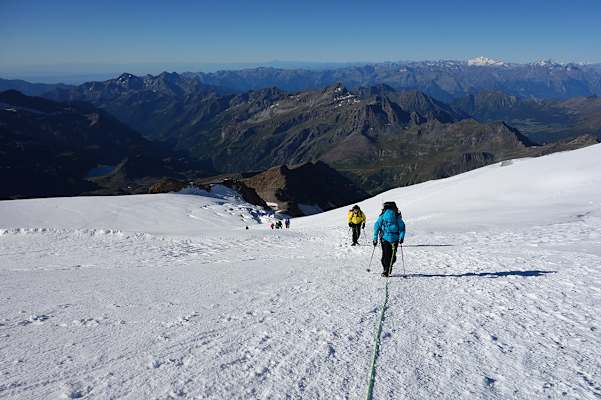 Lysgletscher. Im Aufstieg zur Piramide Vincent
