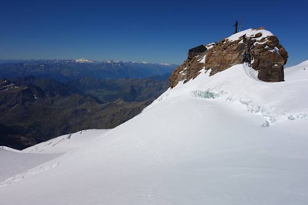 Balmenhorn (4.167 m) mit Christusstatue und Biwak