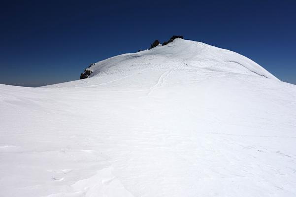 Blick vom Colle Gnifetti zur Signalkuppe. Das Rifugio Margherita befindet sich am höchsten Punkt