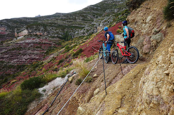 Auch rote Erde ist in der Provence anzutreffen. Der stark verwitterte Schiefer in Les Cluots/Les Ragias bietet viel Grip, der Zugang zu diesem Trailparadies gestaltet sich aber herausfordernd.