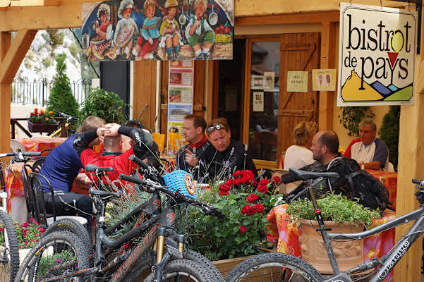 Entlang der Strecke gibt es immer wieder kleine Orte mit charmanten Einkehrmöglichkeiten. Die Kennzeichnung "Bistro de Pays" steht für regionale Produkte.