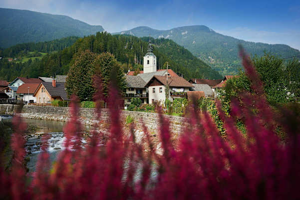 Luče mit der Lučnica und der Kirche St. Lorenz