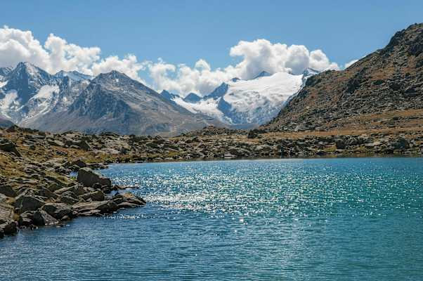 Der schön gelegene Nedersee mit den Seelenkögeln und dem Gurgler Ferner