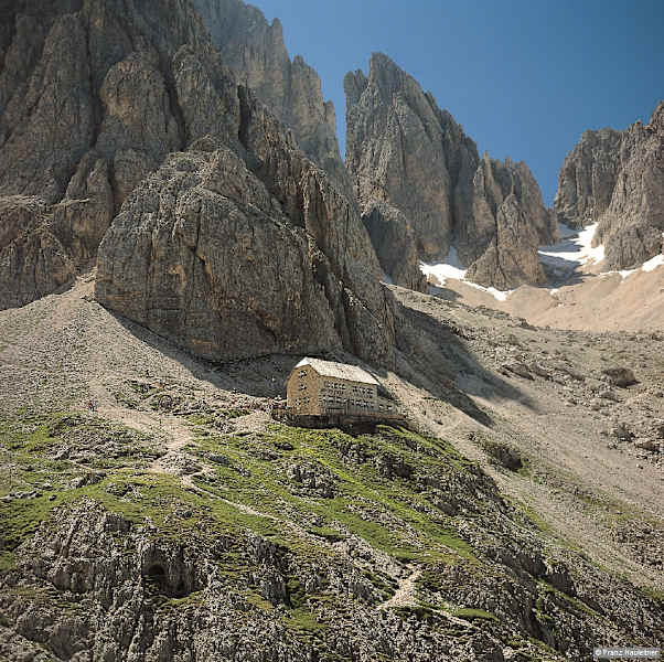 Die großartig gelegene Langkofelhütte mit dem markanten Zahnkofel darüber.