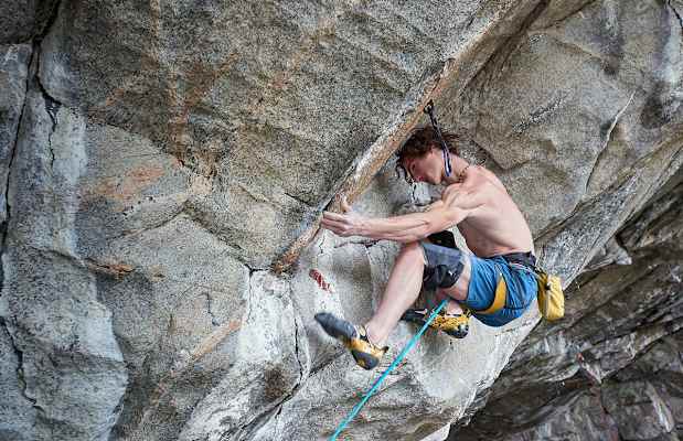 Adam in der zweiten Crux seiner Route „Silence“
