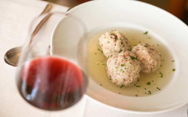 Canederli sind Semmelknödel mit Käse oder Speck. Im Trentino werden sie in Brühe oder Butter serviert.