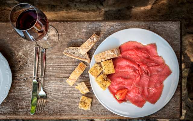Carne Salada ist eine traditionelle, mit Salz und Gewürzen gereifte Rindfleischspezialität aus dem Trentino.