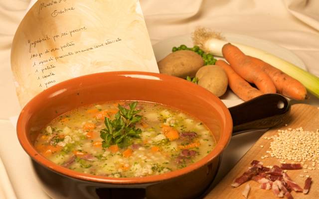 Im Trentino wird Gerstensuppe meist mit Kartoffeln, Karotten, Lauch und Speck zubereitet.