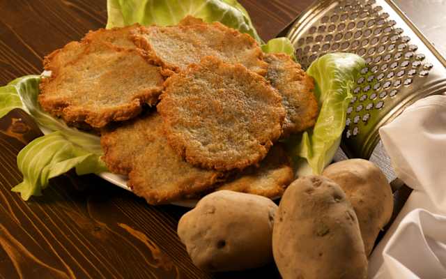 Torta di Pata – auf Deutsch Kartoffelküchlein – werden im Trentino traditionell mit Käse, Wurst oder Sauerkraut serviert.