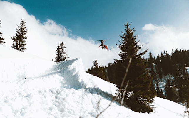 Wer seine halbe Jugend in der Luft verbracht hat, sieht überall geeignete Spots für Backcountry-Kicker