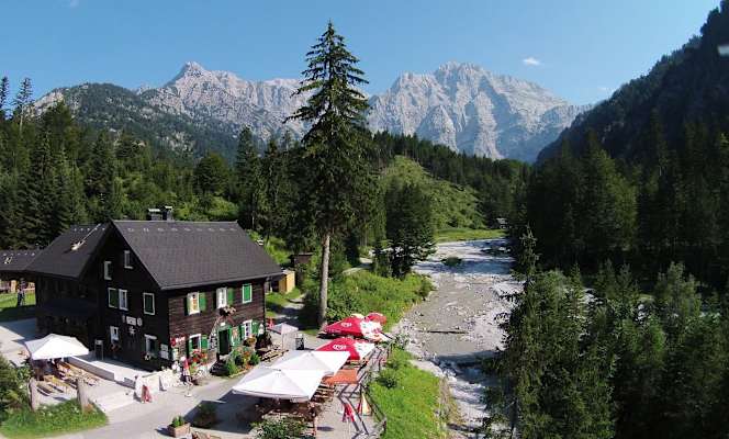 Das Almtalerhaus in der Heztau ist Ausgangspunkt für die Bergtouren auf die Welser Hütte und den Schermberg