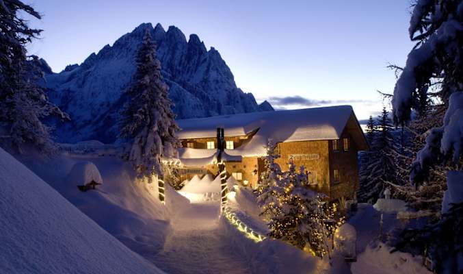 Dolomitenhütte im Winter